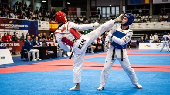 Competidor de taekwondo lanzando una patada alta durante un combate