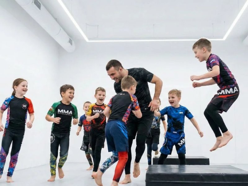 Niños entrenando artes marciales mixtas