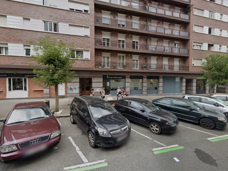 Fachada de Bilbao Combat Center, escuela de boxeo y jiu-jitsu en Miribilla, Bilbao