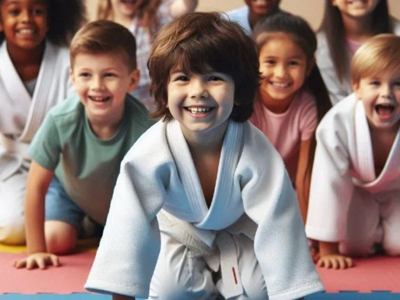 Niños sonriendo con judogi
